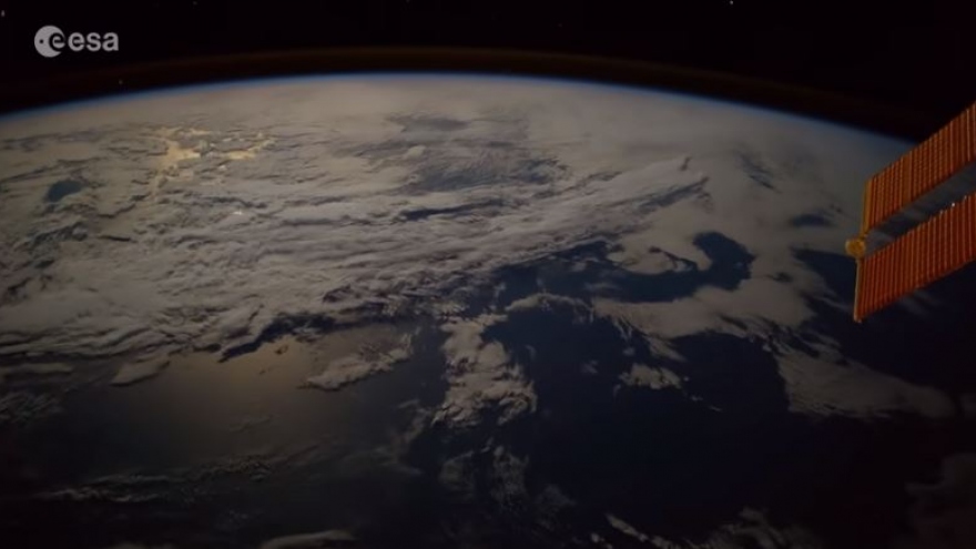 Ngỡ ngàng với hình ảnh sao băng vụt qua Trái Đất nhìn từ Trạm Vũ trụ