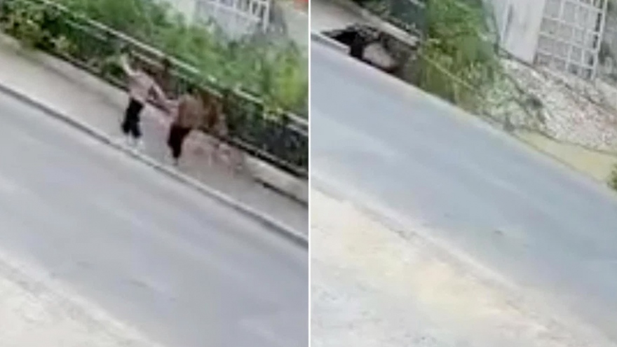 Video: Kinh hoàng vỉa hè sụp xuống “nuốt chửng” 2 người đang đi bộ