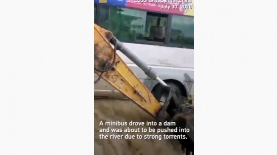 Video: Máy cẩu ngăn xe bus khỏi bị nước lũ cuồn cuộn cuốn trôi