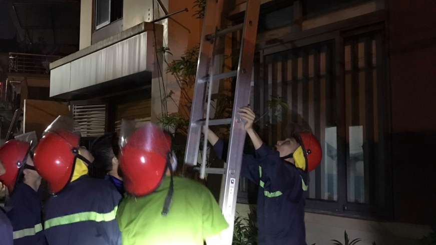 Phá cửa giải cứu 4 người mắc kẹt trong ngôi nhà bốc cháy