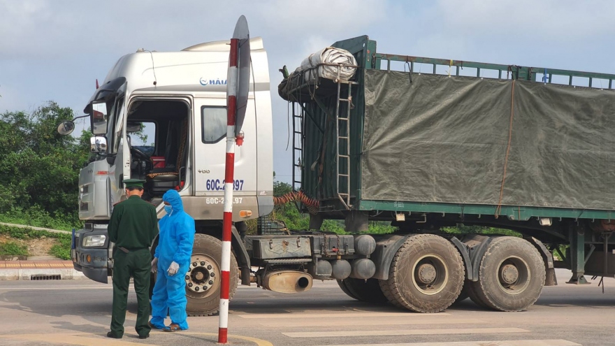 Quảng Ninh xét nghiệm Covid-19 định kỳ với lái xe trung chuyển ở cửa khẩu
