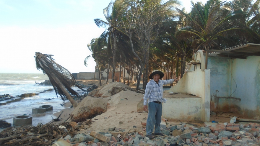 Sóng biển và triều cường đánh sập đường Trần Lê ở Bình Thuận