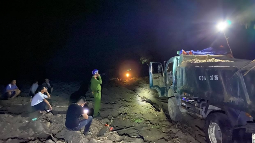 Ngang nhiên khai thác cát trái phép tại Đắk Lắk