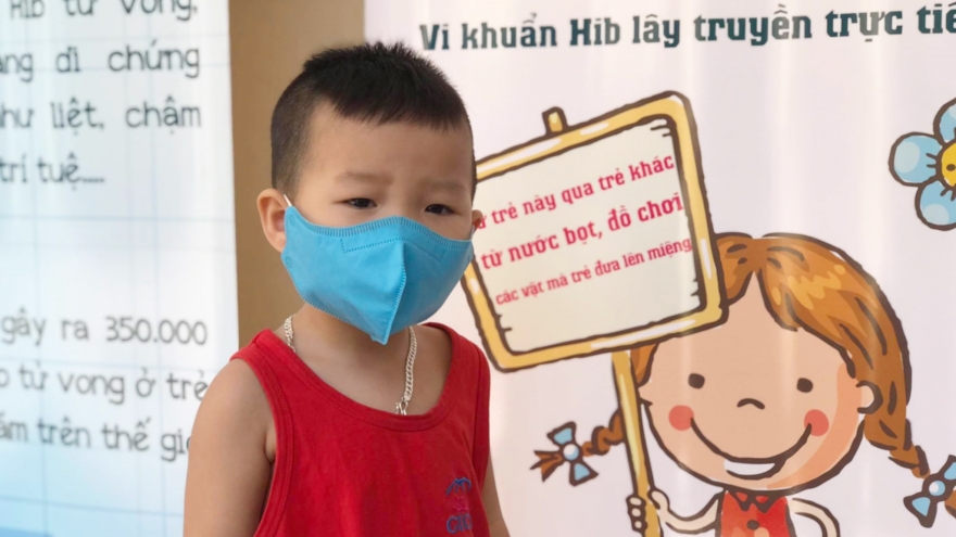 Trẻ nhỏ đi tiêm chủng trở lại sau cách ly xã hội vì dịch Covid-19