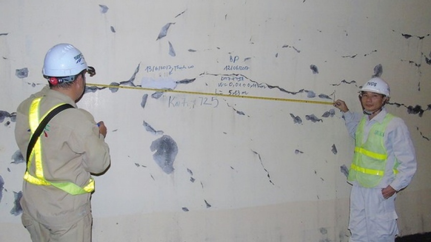 Các vết nứt chằng chịt ở vỏ hầm đường bộ Hải Vân vẫn chưa được xử lý