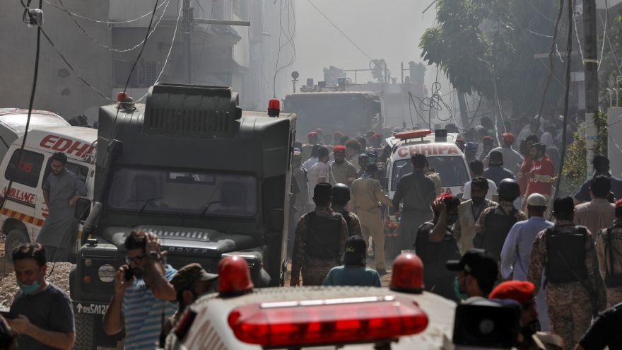 Vụ máy bay Pakistan rơi xuống khu dân cư: Ít nhất 1 người sống sót