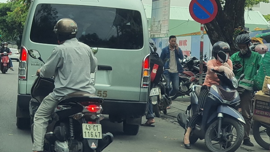 Bát nháo xe ô tô đón trả khách ở trung tâm thành phố Đà Nẵng