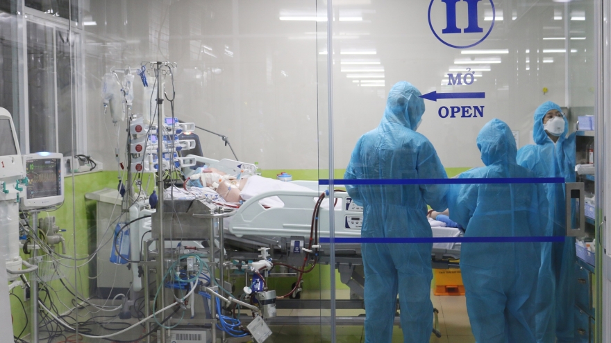 Ảnh: Phi công người Anh mắc Covid-19 được chuyển tới BV Chợ Rẫy