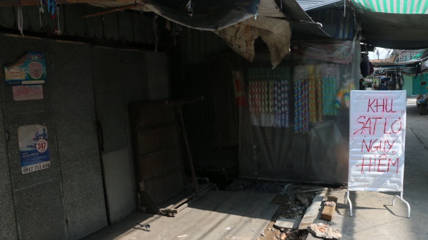 14 hộ dân phải di dời vì các vết nứt lớn liên tục xuất hiện trên đường