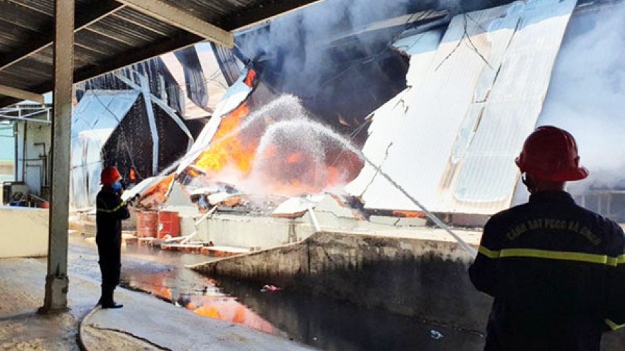 Xưởng sản xuất đệm mút cháy dữ dội giữa trưa nắng