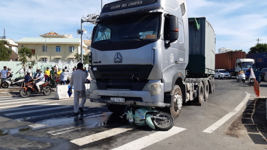 2 mẹ con bị cuốn vào gầm xe tải, con trai 6 tuổi tử vong