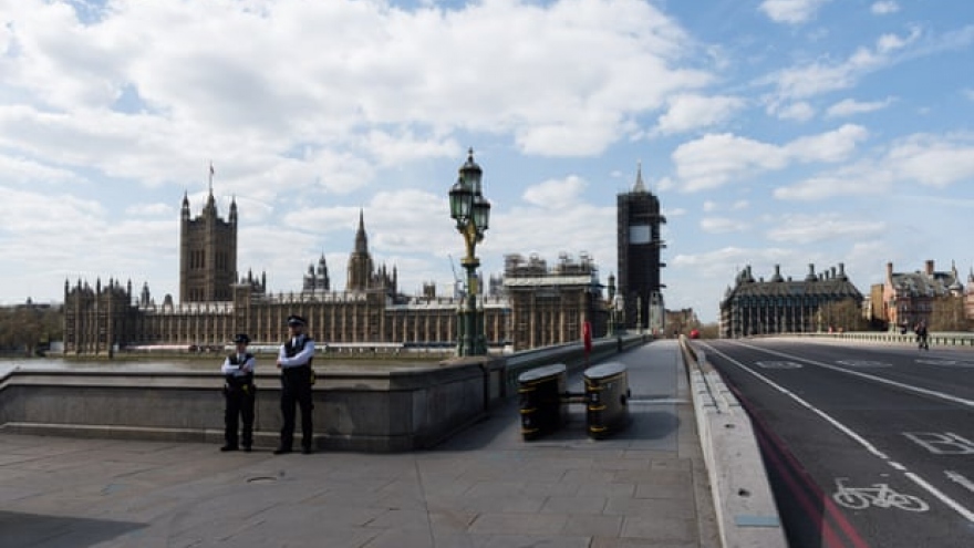 Anh có thể giảm một nửa số ca chết nếu phong toả Covid-19 sớm 1 tuần