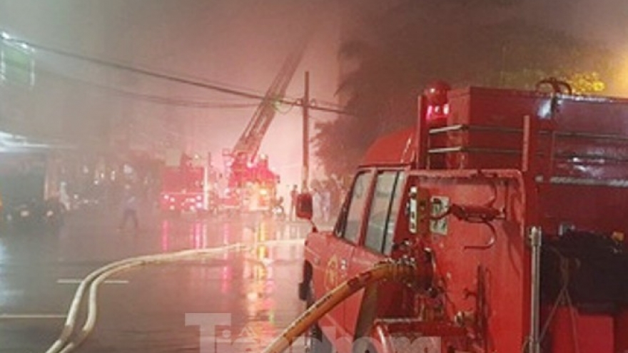 Xe cứu thương bốc cháy dữ dội khiến 7 người bị thương