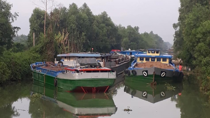 Hàng chục sà lan “kẹt cứng” nhiều ngày liền trong vùng Đồng Tháp Mười