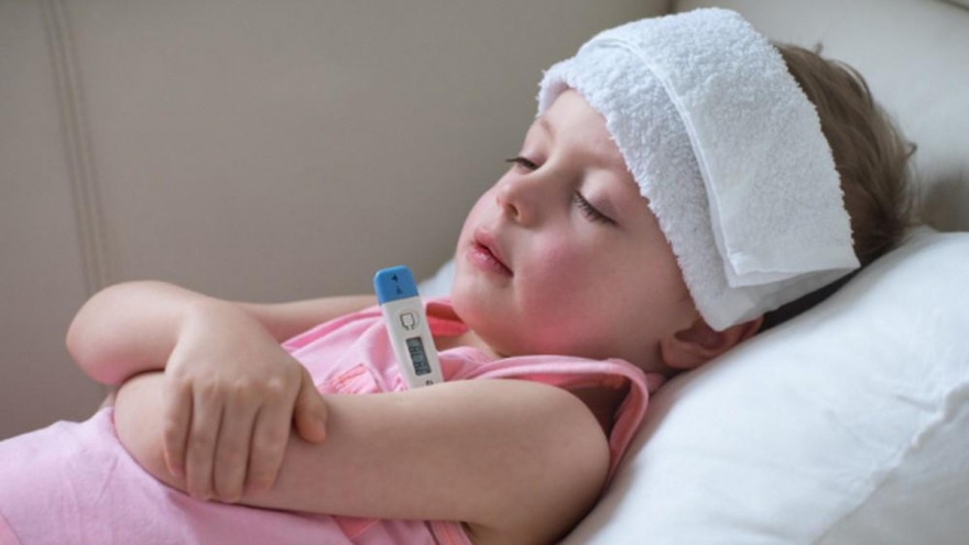 11 mẹo hạ sốt cho trẻ ngay tại nhà