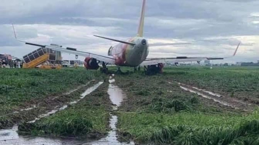 Máy bay đáp xuống cỏ sân bay Tân Sơn Nhất: Gần 70 chuyến bị ảnh hưởng