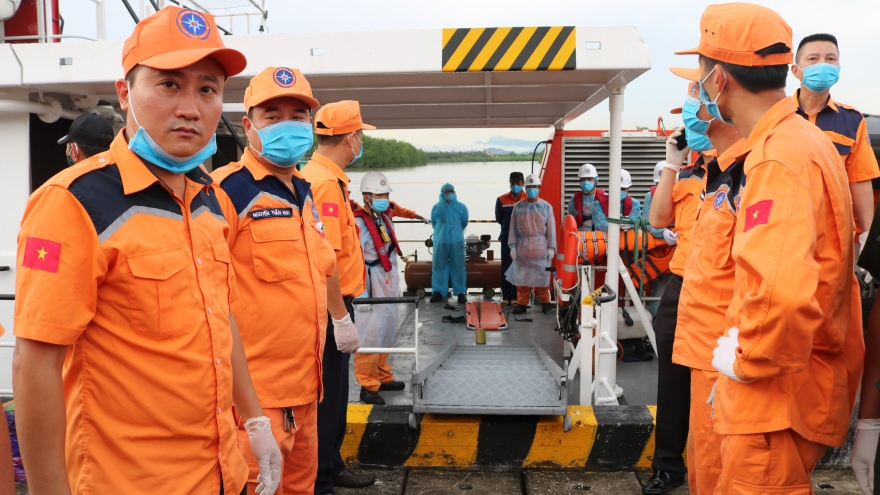 Đưa thi thể thuyền viên tàu TH 90282 TS về bờ, bàn giao cho gia đình