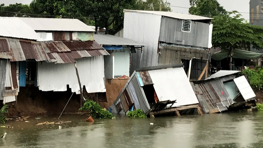Sạt lở nghiêm trọng khiến 15 hộ dân tại An Giang phải di dời khẩn cấp