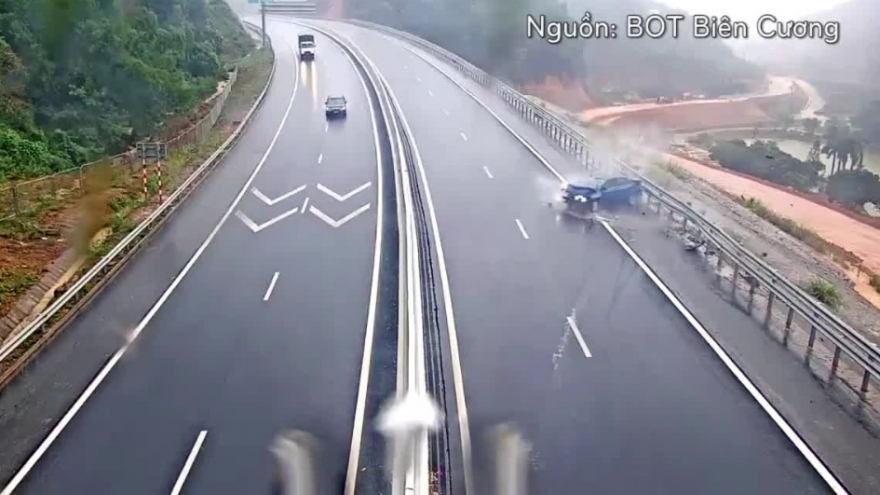 Hộ lan mềm cứu nguy ôtô mất lái trên cao tốc Hạ Long-Vân Đồn