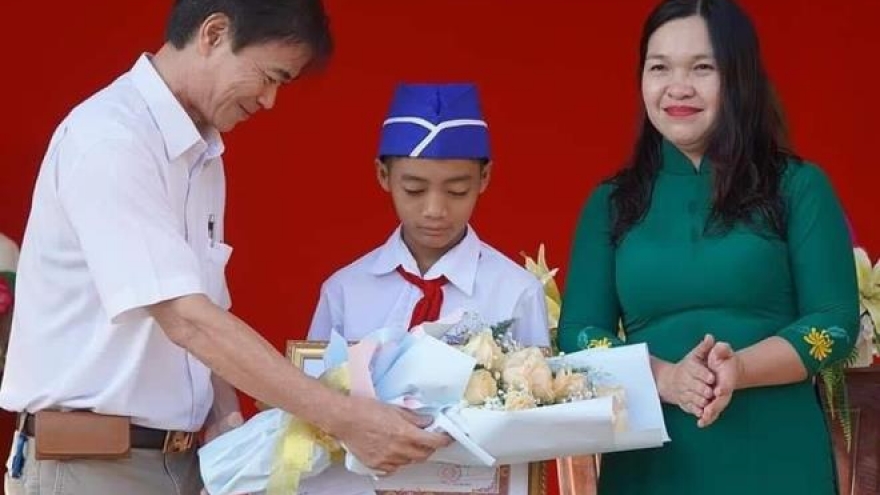 Khen thưởng đột xuất cậu bé dùng tay moi rác, thông cống thoát nước