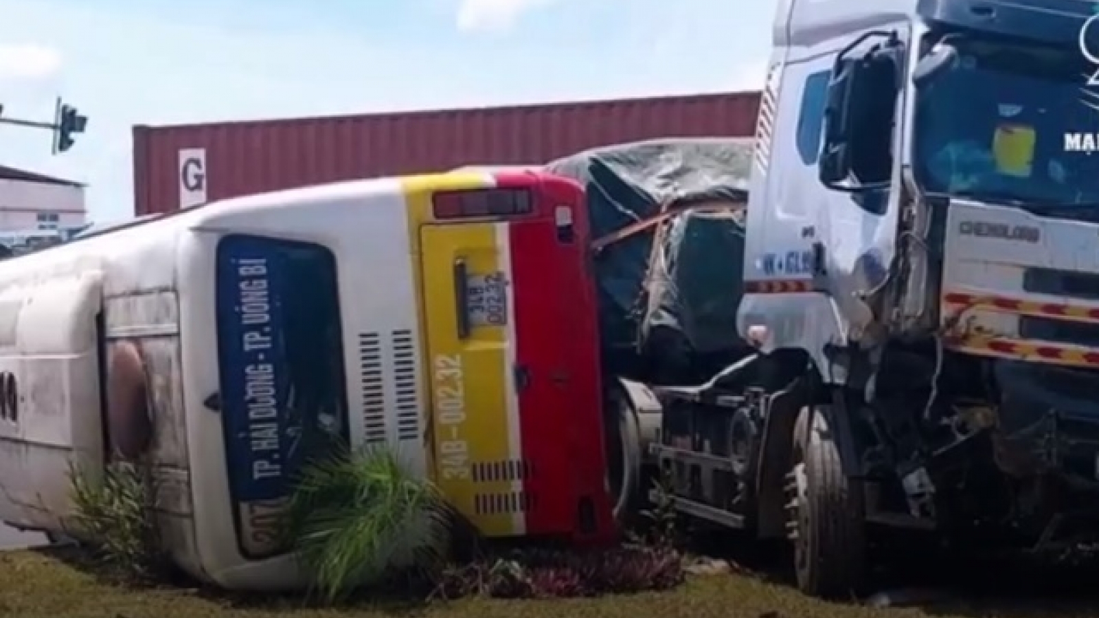Xe tải vượt đèn đỏ đâm xe buýt lật ngang tại Hải Dương
