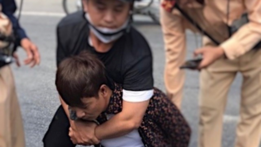 CSGT hóa trang tóm gọn đối tượng đang vận chuyển hàng ngàn viên ma túy