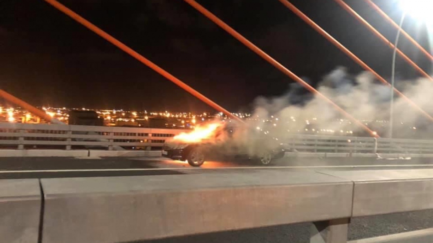 Xe Mercedes bốc cháy “trơ khung” trên cầu Bạch Đằng