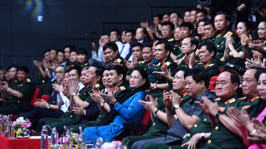 Chủ tịch Quốc hội dự chương trình “Vinh quang trên tuyến đầu”