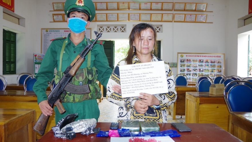 ​Thiếu nữ người Mông vận chuyển thuê 2 bánh heroin và 1.600 viên ma túy