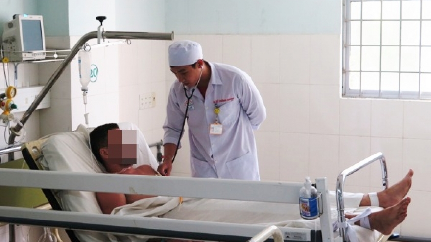 1 người chết, 2 người nước ngoài nguy kịch vì uống bia pha cồn