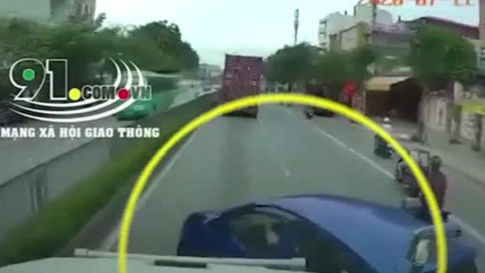Tạt đầu container, ô tô con bị hất tung sang làn ngược chiều