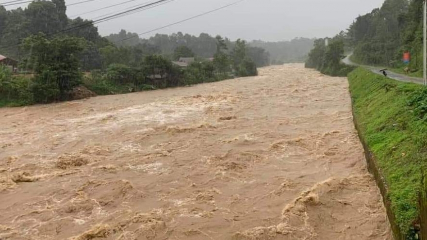 Người dân kịp sơ tán trước khi lũ cuồn cuộn đổ về Lai Châu