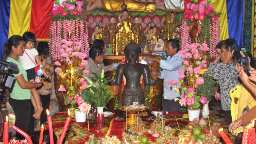 Hàng trăm người đến chiêm bái bức tượng phù điêu phát hiện ở Sóc Trăng