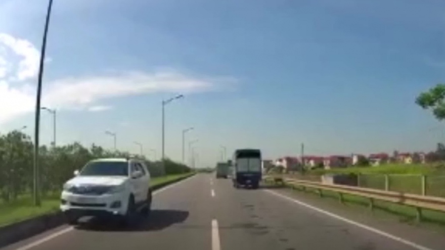 Ô tô ngang nhiên phóng ngược chiều trên cao tốc Hà Nội - Thái Nguyên