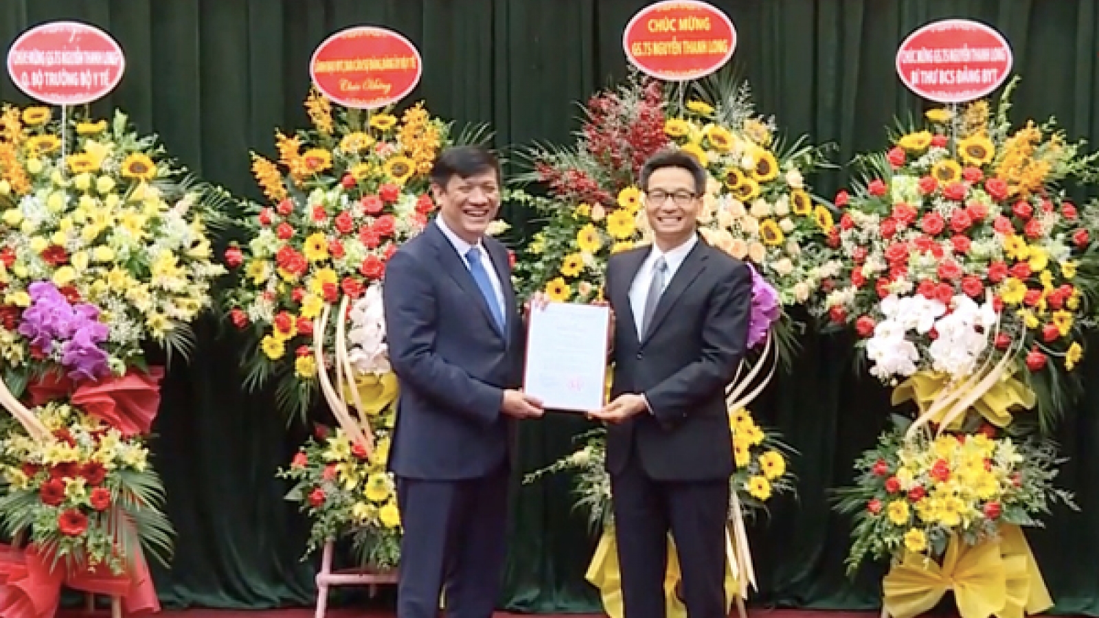 Trao quyết định cho ông Nguyễn Thanh Long làm quyền Bộ trưởng Bộ Y tế