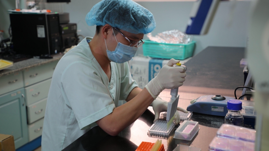 Việt Nam gỡ nút thắt ban đầu cho bài toán vaccine Covid-19