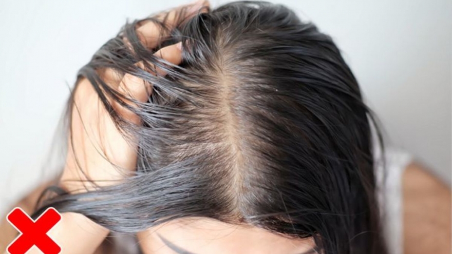 7 lý do bạn không nên đi ngủ khi tóc ướt