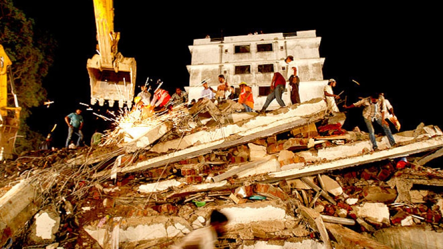 Sập nhà tại Ấn Độ chôn vùi 90 người