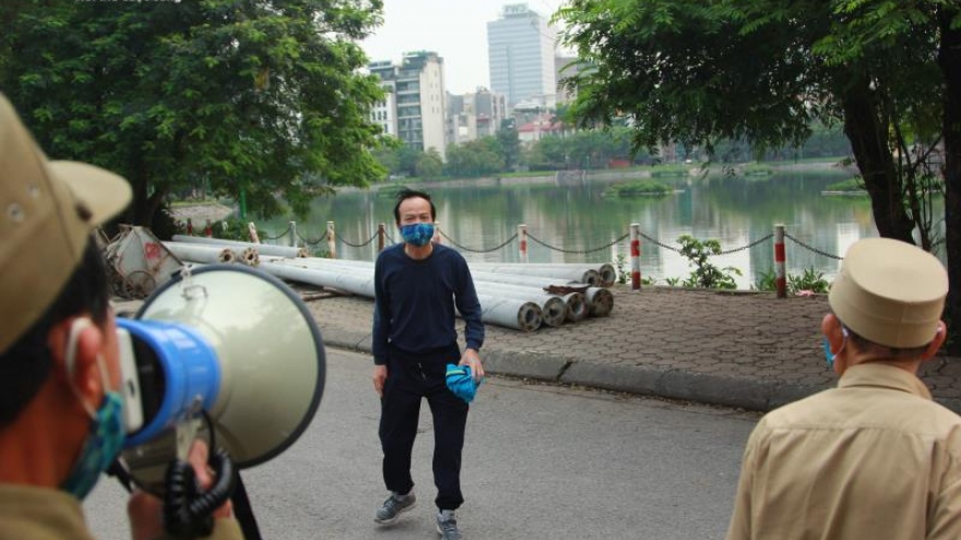 Cán bộ phường bắc loa nhắc dân không tập thể dục, hạn chế ra đường