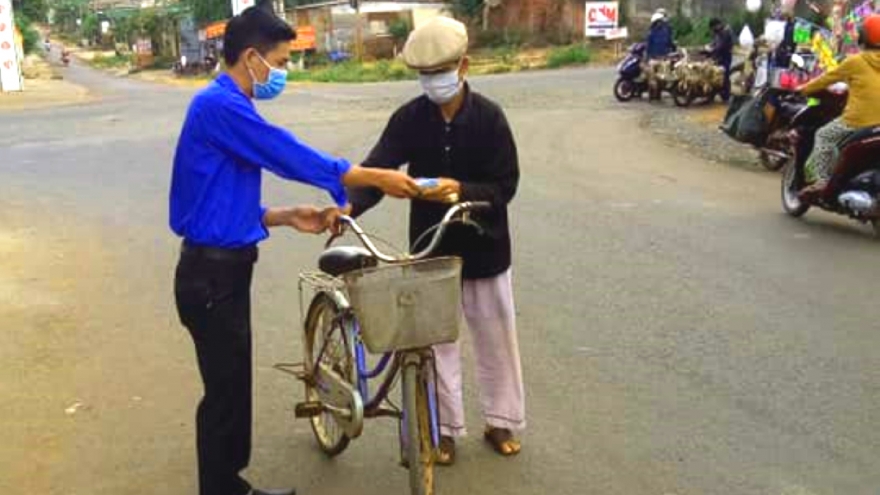 Thanh niên Đắk Lắk may hàng trăm nghìn khẩu trang tặng cho người dân