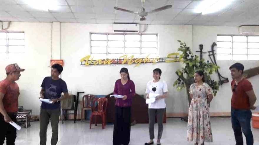 Các nghệ sĩ nhà hát Tây Đô tuyên truyền phòng dịch bằng đờn ca tài tử