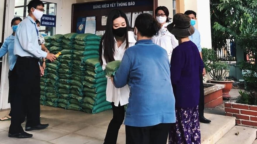 Hoa hậu Khánh Vân trao tặng 2 tấn gạo cho người nghèo trong đợt dịch