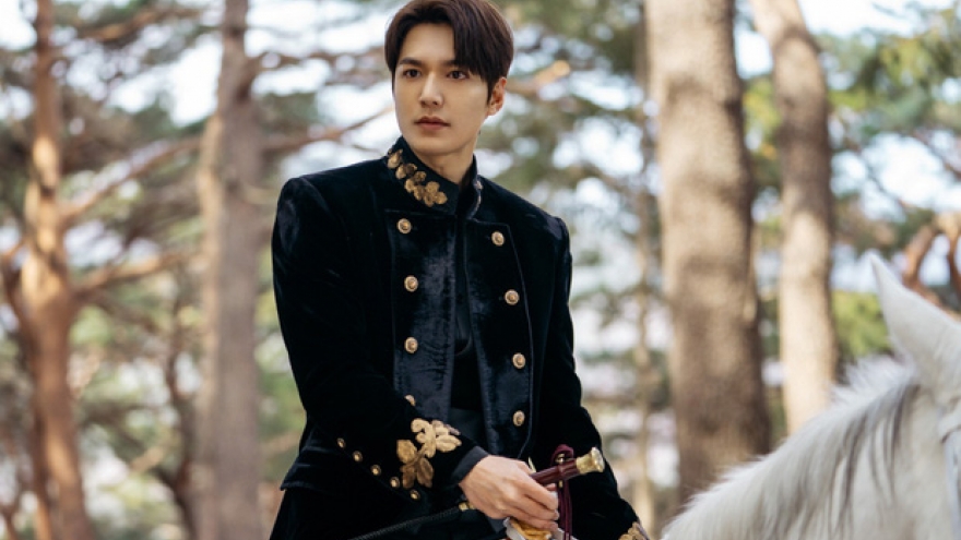 Lee Min Ho khiến fan “đứng ngồi không yên” với loạt ảnh Quân vương điển trai