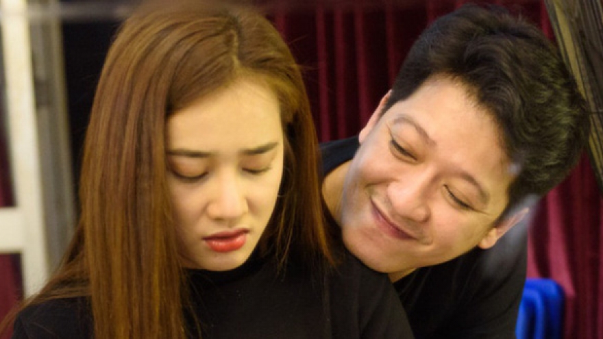 Chuyện showbiz: Nhã Phương “giận dữ” khi bị Trường Giang “chọc tức“