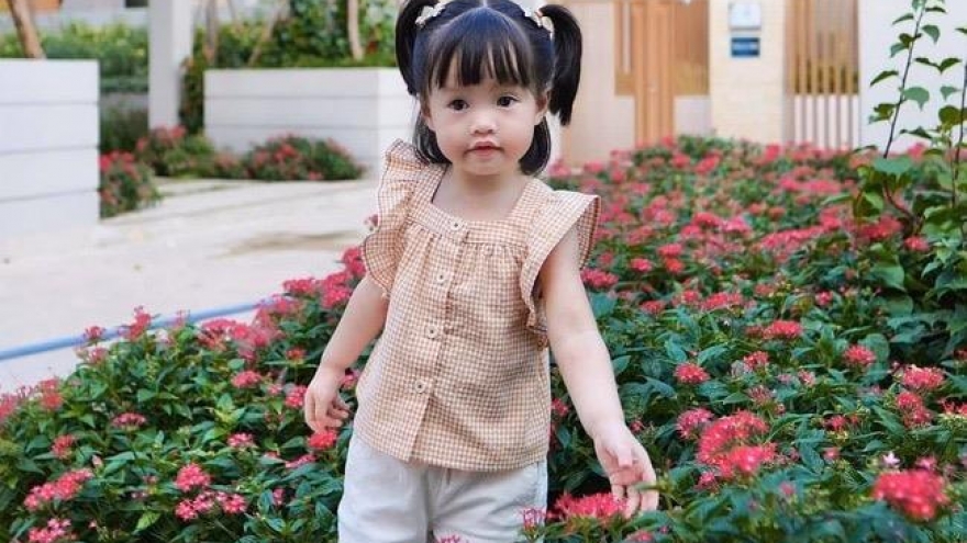 Con gái hoa hậu Đặng Thu Thảo “đốn tim” với clip nói nhớ mẹ