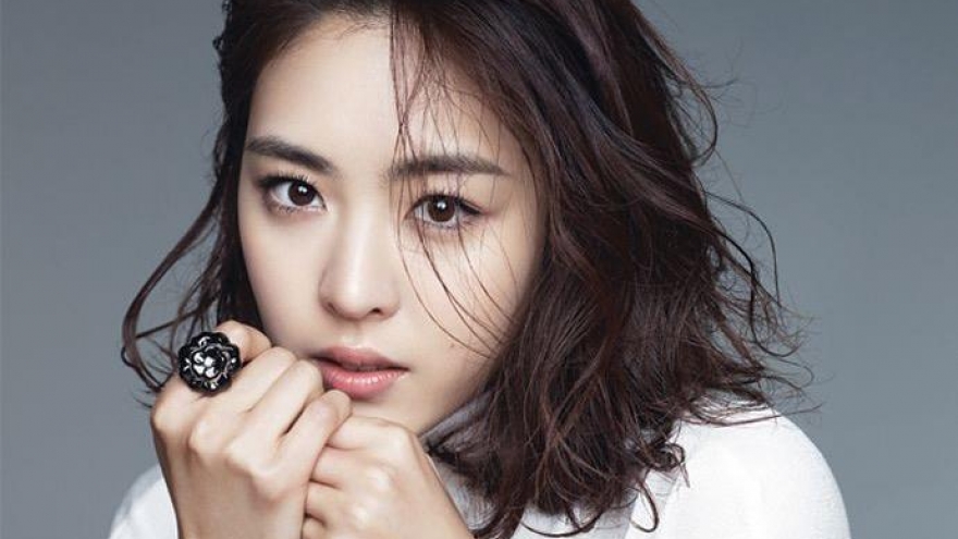 “Tình đầu của Hyun Bin” Lee Yeon Hee bất ngờ thông báo kết hôn