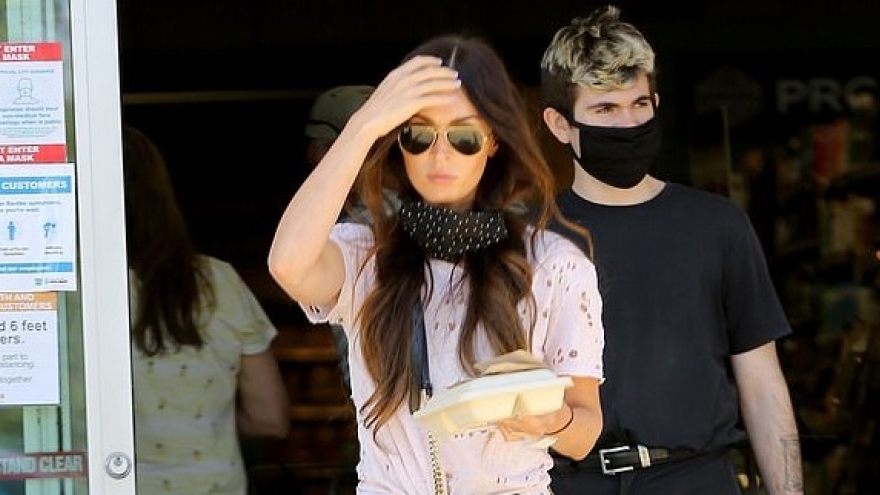 Megan Fox xinh đẹp đi mua đồ ăn trưa trong tiết trời nắng nóng ở Mỹ