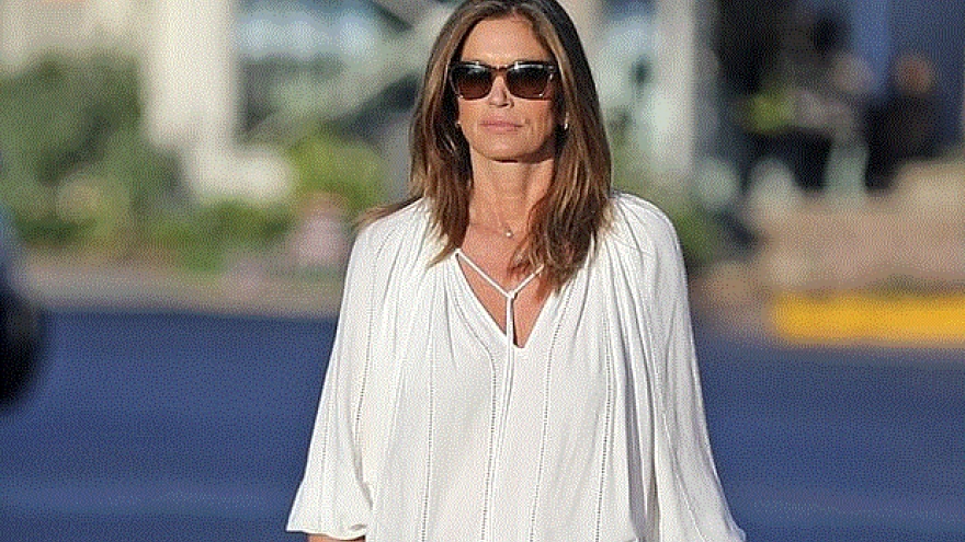 Cindy Crawford để mặt mộc xinh đẹp ra phố mua sắm