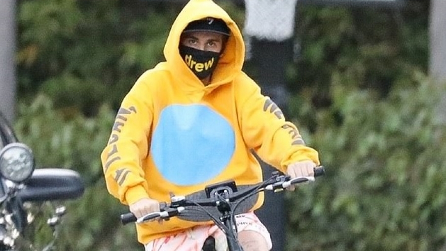 Justin Bieber vô tư đi chân trần, đeo khẩu trang kín mít đạp xe ngoài phố