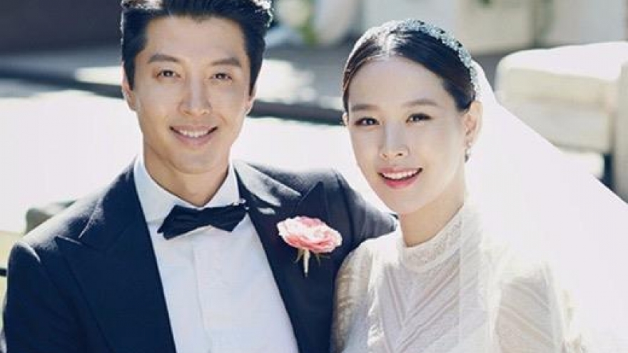 Lee Dong Gun và Jo Yoon Hee chính thức ly hôn sau 3 năm chung sống